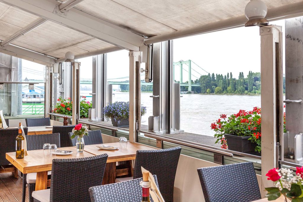 Terrasse mit Blick auf den Rhein